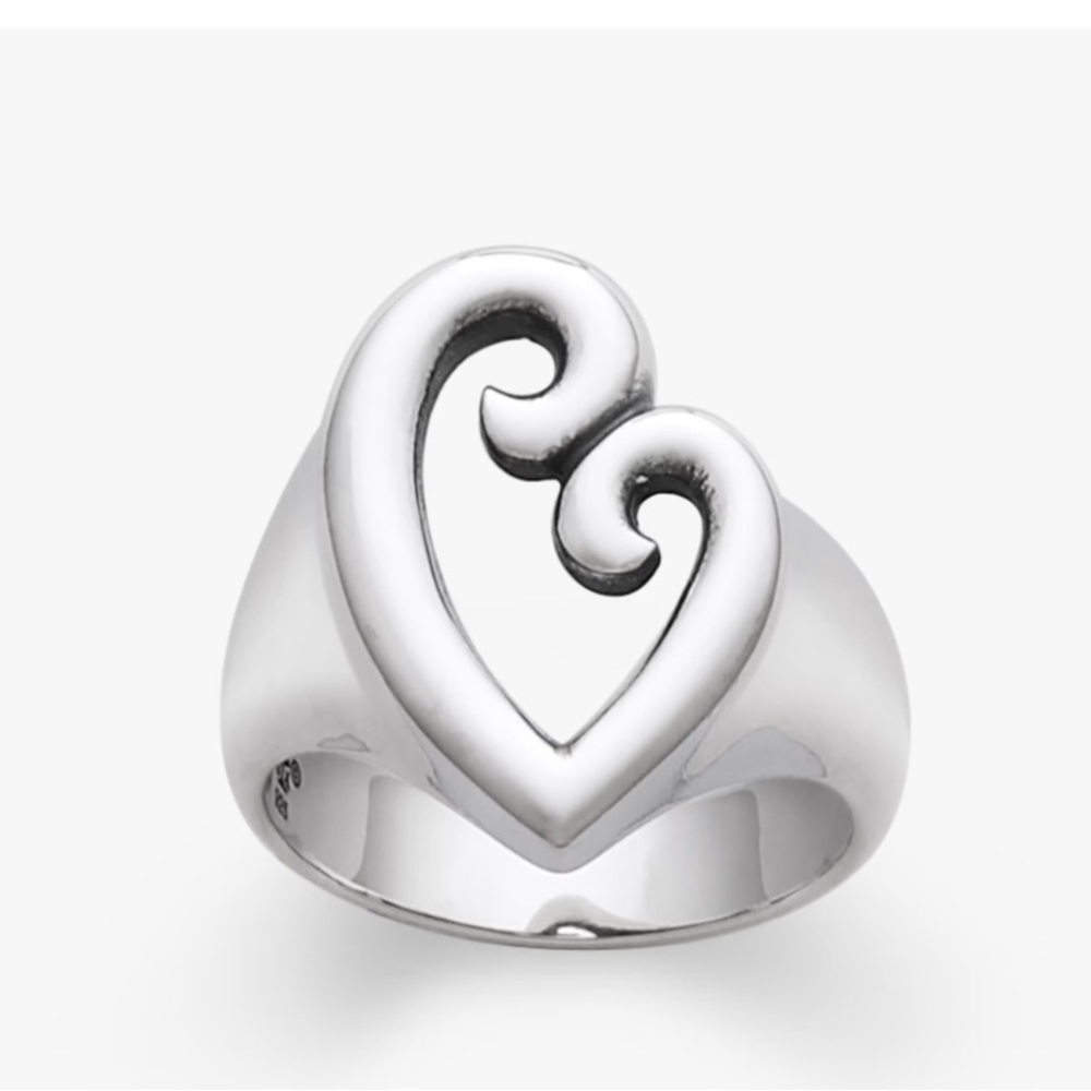 Silver mother ring only wore it for a couple of times in great condition.